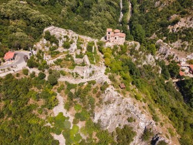 Bulgaristan 'ın Ortaçağ Asen Kalesi, Asenovgrad, Filibe Bölgesi' nin hava manzarası