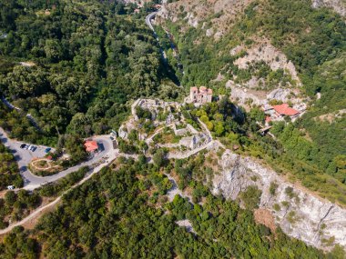 Bulgaristan 'ın Ortaçağ Asen Kalesi, Asenovgrad, Filibe Bölgesi' nin hava manzarası