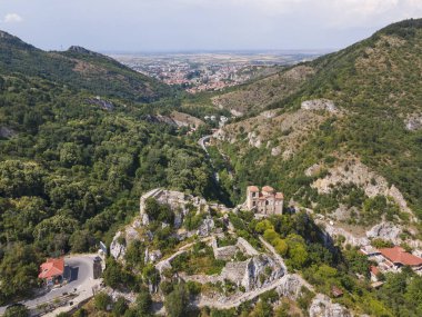 Bulgaristan 'ın Ortaçağ Asen Kalesi, Asenovgrad, Filibe Bölgesi' nin hava manzarası