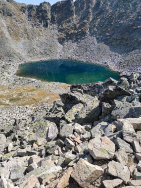 Bulgaristan 'ın Rila Dağı' ndaki Ledenoto (Buz) gölünün yaz manzarası