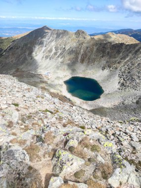 Bulgaristan 'ın Rila Dağı' ndaki Ledenoto (Buz) gölünün yaz manzarası