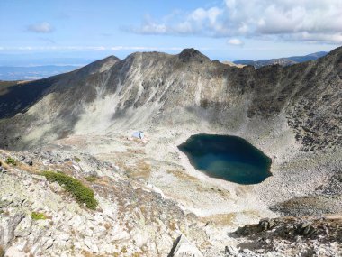 Bulgaristan 'ın Rila Dağı' ndaki Ledenoto (Buz) gölünün yaz manzarası