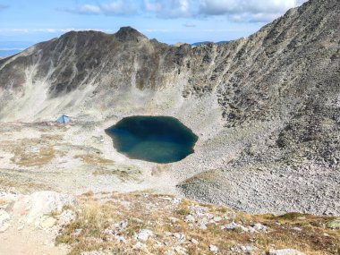 Bulgaristan 'ın Rila Dağı' ndaki Ledenoto (Buz) gölünün yaz manzarası