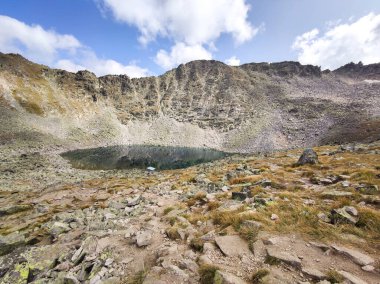 Bulgaristan 'ın Rila Dağı' ndaki Ledenoto (Buz) gölünün yaz manzarası