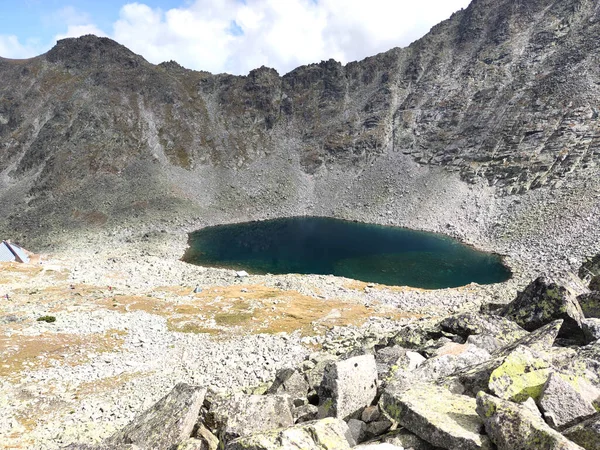 Bulgaristan 'ın Rila Dağı' ndaki Ledenoto (Buz) gölünün yaz manzarası