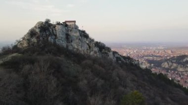 Bulgaristan 'ın Filibe Bölgesi Asenovgrad yakınlarındaki Selanik Kilisesi' nden Aziz Demetrius 'un hava manzarası