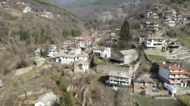 Otantik ondokuzuncu yüzyıl evleri, Filibe Bölgesi, Bulgaristan 'ın Otantik Kosova Köyü' nün havadan görünüşü