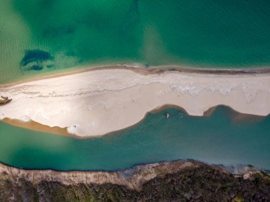 Bulgaristan 'ın Burgaz Bölgesi Sinemorets köyü, Veleka Nehri' nin ağzındaki sahil manzarası