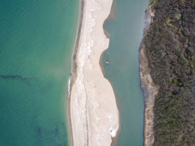 Bulgaristan 'ın Burgaz Bölgesi Sinemorets köyü, Veleka Nehri' nin ağzındaki sahil manzarası