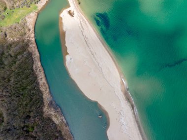 Bulgaristan 'ın Burgaz Bölgesi Sinemorets köyü, Veleka Nehri' nin ağzındaki sahil manzarası