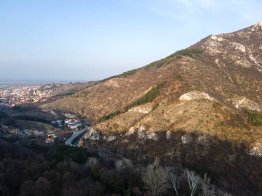 Bulgaristan 'ın Filibe Bölgesi Asenovgrad kenti yakınlarındaki Rodop Dağları' nın hava gün batımı manzarası