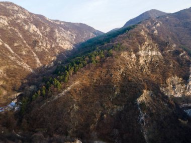 Bulgaristan 'ın Filibe Bölgesi Asenovgrad kenti yakınlarındaki Rodop Dağları' nın hava gün batımı manzarası