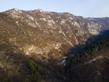 Bulgaristan 'ın Filibe Bölgesi Asenovgrad kenti yakınlarındaki Rodop Dağları' nın hava gün batımı manzarası