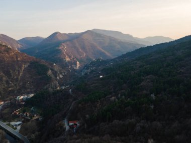 Bulgaristan 'ın Filibe Bölgesi Asenovgrad kenti yakınlarındaki Rodop Dağları' nın hava gün batımı manzarası