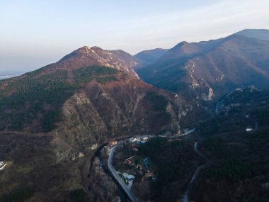 Bulgaristan 'ın Filibe Bölgesi Asenovgrad kenti yakınlarındaki Rodop Dağları' nın hava gün batımı manzarası