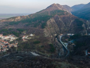 Bulgaristan 'ın Filibe Bölgesi Asenovgrad kenti yakınlarındaki Rodop Dağları' nın hava gün batımı manzarası