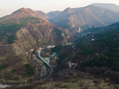 Bulgaristan 'ın Filibe Bölgesi Asenovgrad kenti yakınlarındaki Rodop Dağları' nın hava gün batımı manzarası