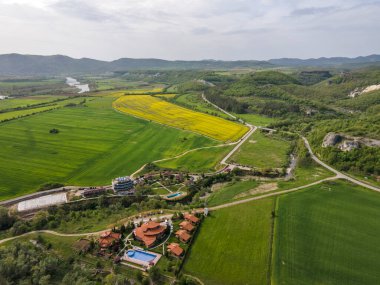 Arda Nehri, Bulgaristan 'ın Haskovo Bölgesi' nin Pchelari köyü yakınlarındaki Doğu Rodoplardan geçiyor.