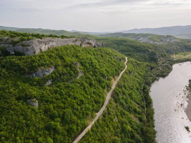 Arda Nehri, Bulgaristan 'ın Haskovo Bölgesi' nin Pchelari köyü yakınlarındaki Doğu Rodoplardan geçiyor.