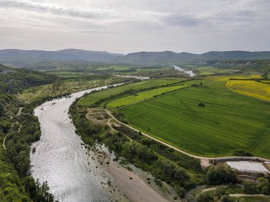 Arda Nehri, Bulgaristan 'ın Haskovo Bölgesi' nin Pchelari köyü yakınlarındaki Doğu Rodoplardan geçiyor.