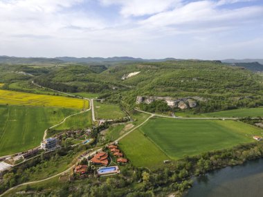 Arda Nehri, Bulgaristan 'ın Haskovo Bölgesi' nin Pchelari köyü yakınlarındaki Doğu Rodoplardan geçiyor.