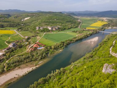 Arda Nehri, Bulgaristan 'ın Haskovo Bölgesi' nin Pchelari köyü yakınlarındaki Doğu Rodoplardan geçiyor.