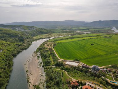 Arda Nehri, Bulgaristan 'ın Haskovo Bölgesi' nin Pchelari köyü yakınlarındaki Doğu Rodoplardan geçiyor.