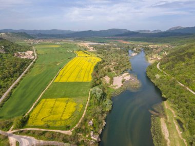 Arda Nehri, Bulgaristan 'ın Haskovo Bölgesi' nin Pchelari köyü yakınlarındaki Doğu Rodoplardan geçiyor.