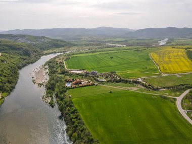 Arda Nehri, Bulgaristan 'ın Haskovo Bölgesi' nin Pchelari köyü yakınlarındaki Doğu Rodoplardan geçiyor.