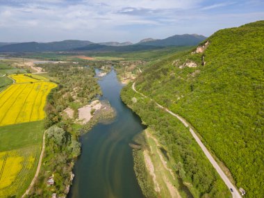 Arda Nehri, Bulgaristan 'ın Haskovo Bölgesi' nin Pchelari köyü yakınlarındaki Doğu Rodoplardan geçiyor.
