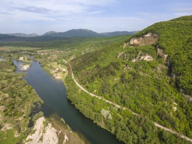 Arda Nehri, Bulgaristan 'ın Haskovo Bölgesi' nin Pchelari köyü yakınlarındaki Doğu Rodoplardan geçiyor.