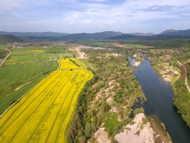 Arda Nehri, Bulgaristan 'ın Haskovo Bölgesi' nin Pchelari köyü yakınlarındaki Doğu Rodoplardan geçiyor.