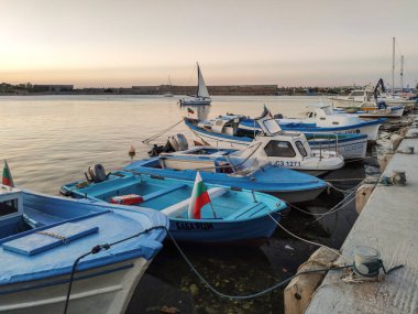 SOZOPOL, BULGARIA - 1 Eylül 2020, 2016: Bulgaristan 'ın Burgaz Bölgesi Sozopol limanında İnanılmaz Gün Batımı