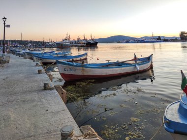 SOZOPOL, BULGARIA - 1 Eylül 2020, 2016: Bulgaristan 'ın Burgaz Bölgesi Sozopol limanında İnanılmaz Gün Batımı