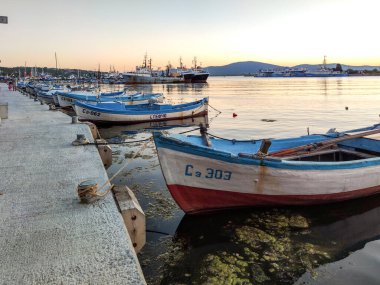 SOZOPOL, BULGARIA - 1 Eylül 2020, 2016: Bulgaristan 'ın Burgaz Bölgesi Sozopol limanında İnanılmaz Gün Batımı