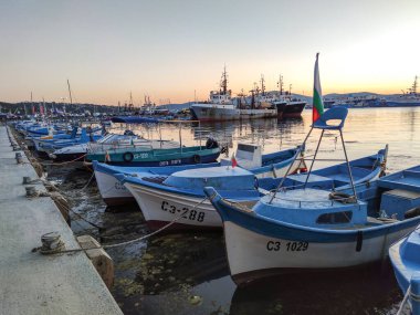 SOZOPOL, BULGARIA - 1 Eylül 2020, 2016: Bulgaristan 'ın Burgaz Bölgesi Sozopol limanında İnanılmaz Gün Batımı