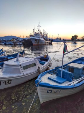 SOZOPOL, BULGARIA - 1 Eylül 2020, 2016: Bulgaristan 'ın Burgaz Bölgesi Sozopol limanında İnanılmaz Gün Batımı