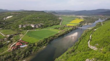 Arda Nehri, Bulgaristan 'ın Haskovo Bölgesi' nin Pchelari köyü yakınlarındaki Doğu Rodoplardan geçiyor.