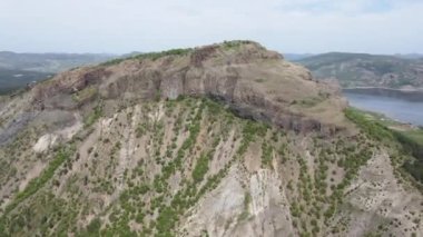 Bulgaristan 'ın Kardzhali bölgesindeki Studen Kladenets Reservoir ve Monyak kalesinin kalıntılarının hava manzarası