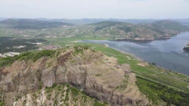 Bulgaristan 'ın Kardzhali bölgesindeki Studen Kladenets Reservoir ve Monyak kalesinin kalıntılarının hava manzarası