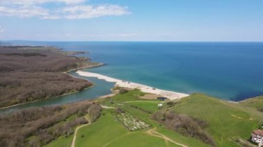 Bulgaristan 'ın Burgaz Bölgesi Sinemorets köyü, Veleka Nehri' nin ağzındaki sahil manzarası