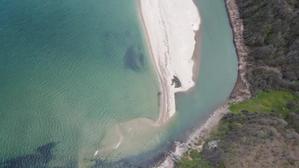 ベレカ川河口のビーチの空中ビュー Sinemorets村 ブルガリア ブルガリア — ストック動画