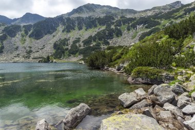 Bulgaristan 'ın Pirin Dağı' ndaki Balık Banderitsa gölünün yaz manzarası