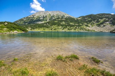 Bulgaristan 'ın Pirin Dağı' ndaki Balık Banderitsa gölünün yaz manzarası