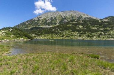 Bulgaristan 'ın Pirin Dağı' ndaki Balık Banderitsa gölünün yaz manzarası