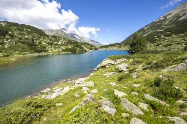 Bulgaristan 'ın Pirin Dağı' ndaki Balık Banderitsa gölünün yaz manzarası