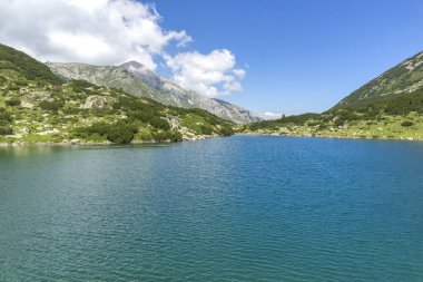 Bulgaristan 'ın Pirin Dağı' ndaki Balık Banderitsa gölünün yaz manzarası