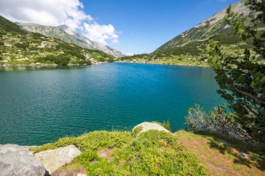 Bulgaristan 'ın Pirin Dağı' ndaki Balık Banderitsa gölünün yaz manzarası
