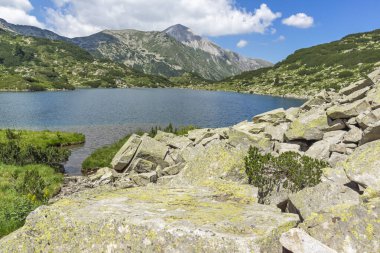 Bulgaristan 'ın Pirin Dağı' ndaki Balık Banderitsa gölünün yaz manzarası