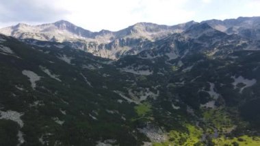 Bulgaristan 'ın Pirin Dağı' ndaki Banderitsa Nehri 'nin hava manzarası